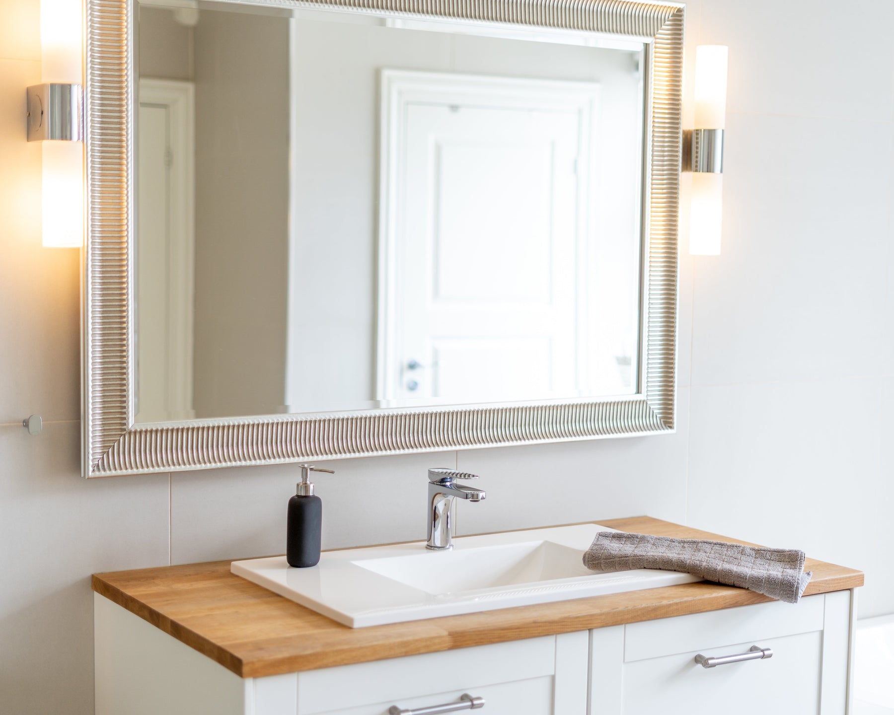 Altura ideal para lavabo, espejo y grifo en el baño: guía de medidas recomendadas