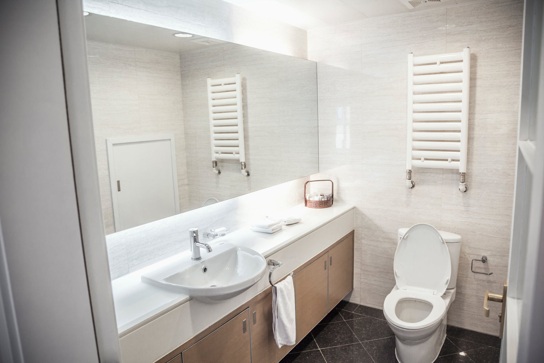 Distancias mínimas en un baño: colocación correcta de WC, toalleros y enchufes